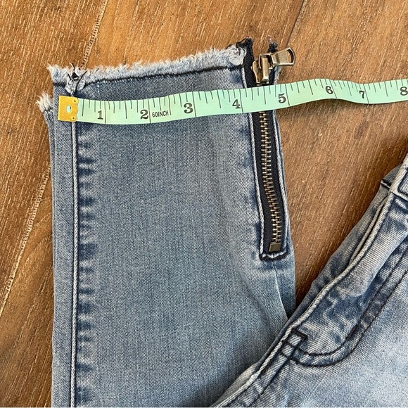 KanCan Skinny Distressed Jeans Women’s 29 Mid Rise Light Blue Wash Raw Hem - Picture 4 of 12